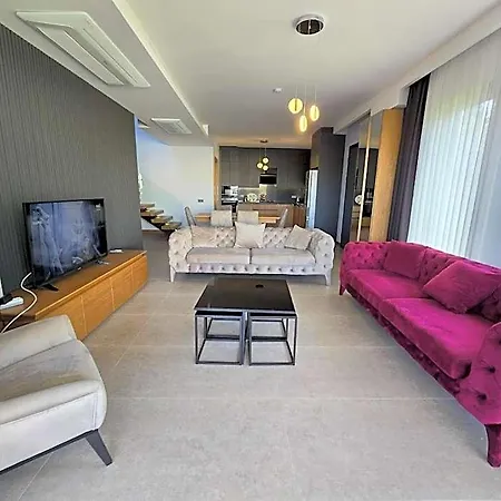 Ayayorgi Sueper Havuzlu Yeni Villa Çeşme